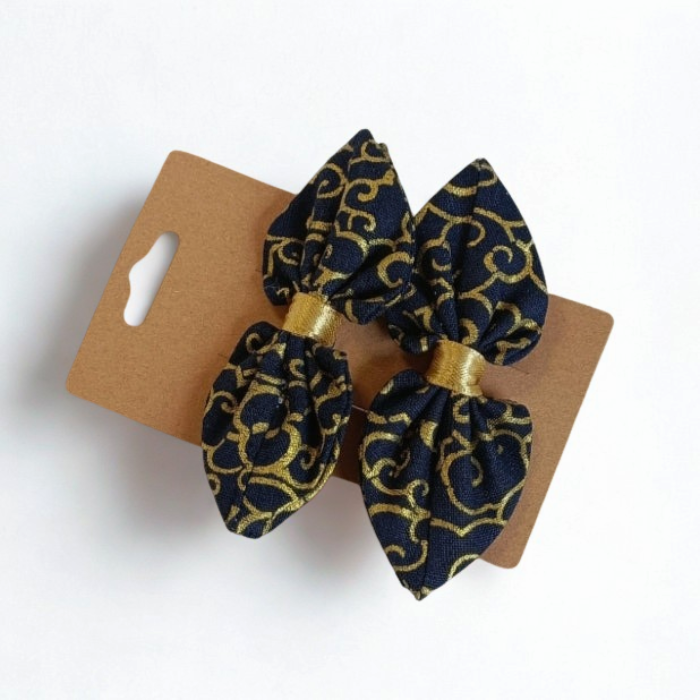 Duo de barrettes à cheveux forme nœud en tissu japonais bleu marine avec motifs volutes et arabesques dorées. Centre du nœud en ruban or