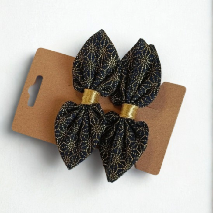 Duo de barrettes à cheveux forme nœud en tissu japonais bleu marine avec motif géométrique traditionnel "Asanoha" (étoiles) doré. Centre du nœud en ruban or.