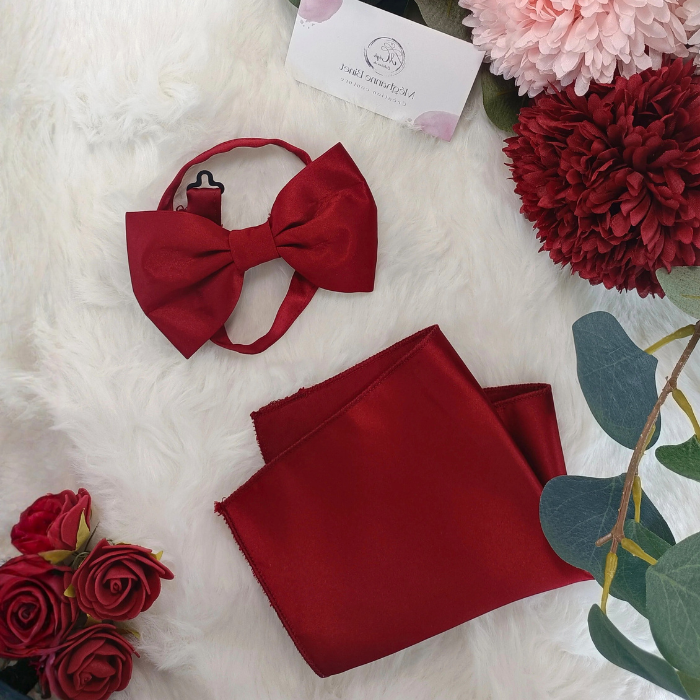 Ensemble de cérémonie pour garçon comprenant un nœud papillon et une pochette de costume assortie en satin rouge bordeaux. Accessoire élégant fait main.