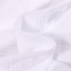 Tissu double gaze de coton blanc, texture légère et respirante pour langes et vêtements.
