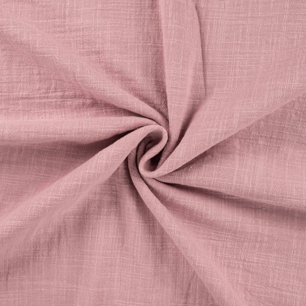 Tissu en double gaze de coton rose vieux à l'aspect gaufré naturel pour couture bébé.