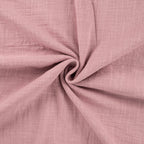Tissu en double gaze de coton rose vieux à l'aspect gaufré naturel pour couture bébé.