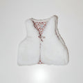 Gilet de berger pour bébé en fausse fourrure blanche et doublure fleurie. Vêtement chaud et chic fait main.