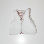 Gilet de berger pour bébé en fausse fourrure blanche et doublure fleurie. Vêtement chaud et chic fait main.