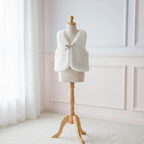 Gilet de berger blanc présenté sur mannequin.