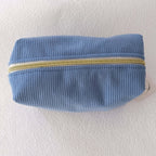 Grande trousse de maternité en velours côtelé bleu avec fermeture éclair dorée, vue de dessus, faite main L'Atelier de Megh