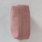 Vue du dessus de la grande trousse en velours côtelé vieux rose avec zip doré centré