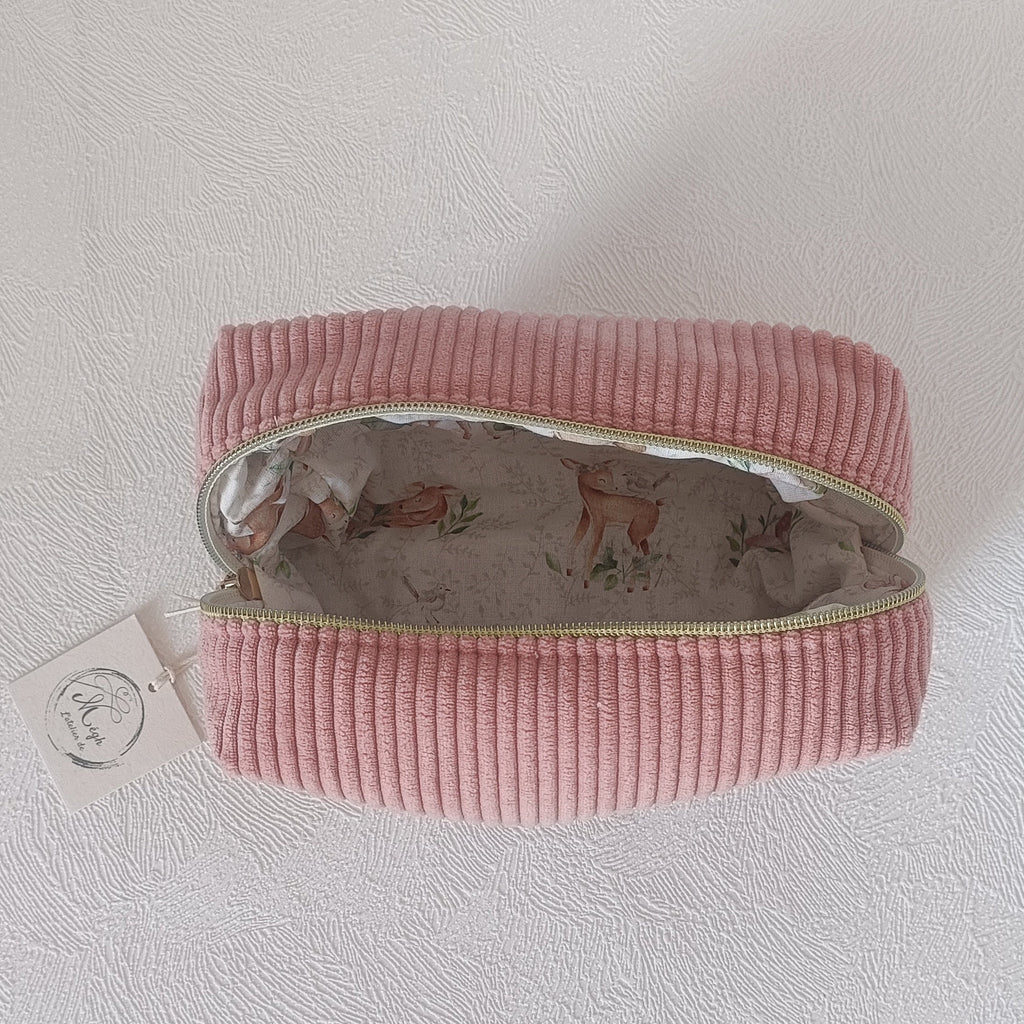 Grande trousse en velours côtelé vieux rose ouverte, révélant la doublure en tissu faons aquarelle et le zip doré