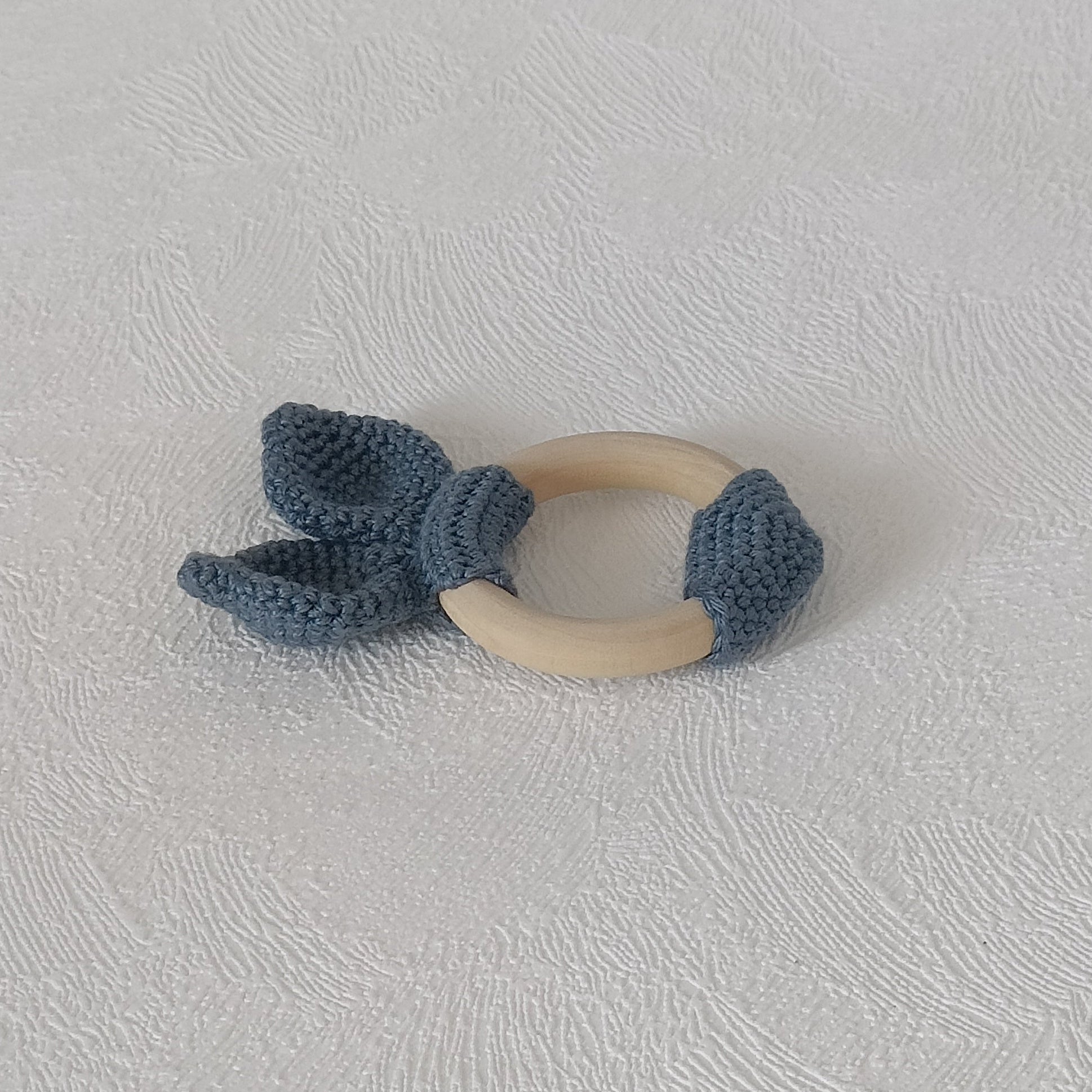 Hochet anneau en bois naturel avec nœud au crochet bleu ardoise