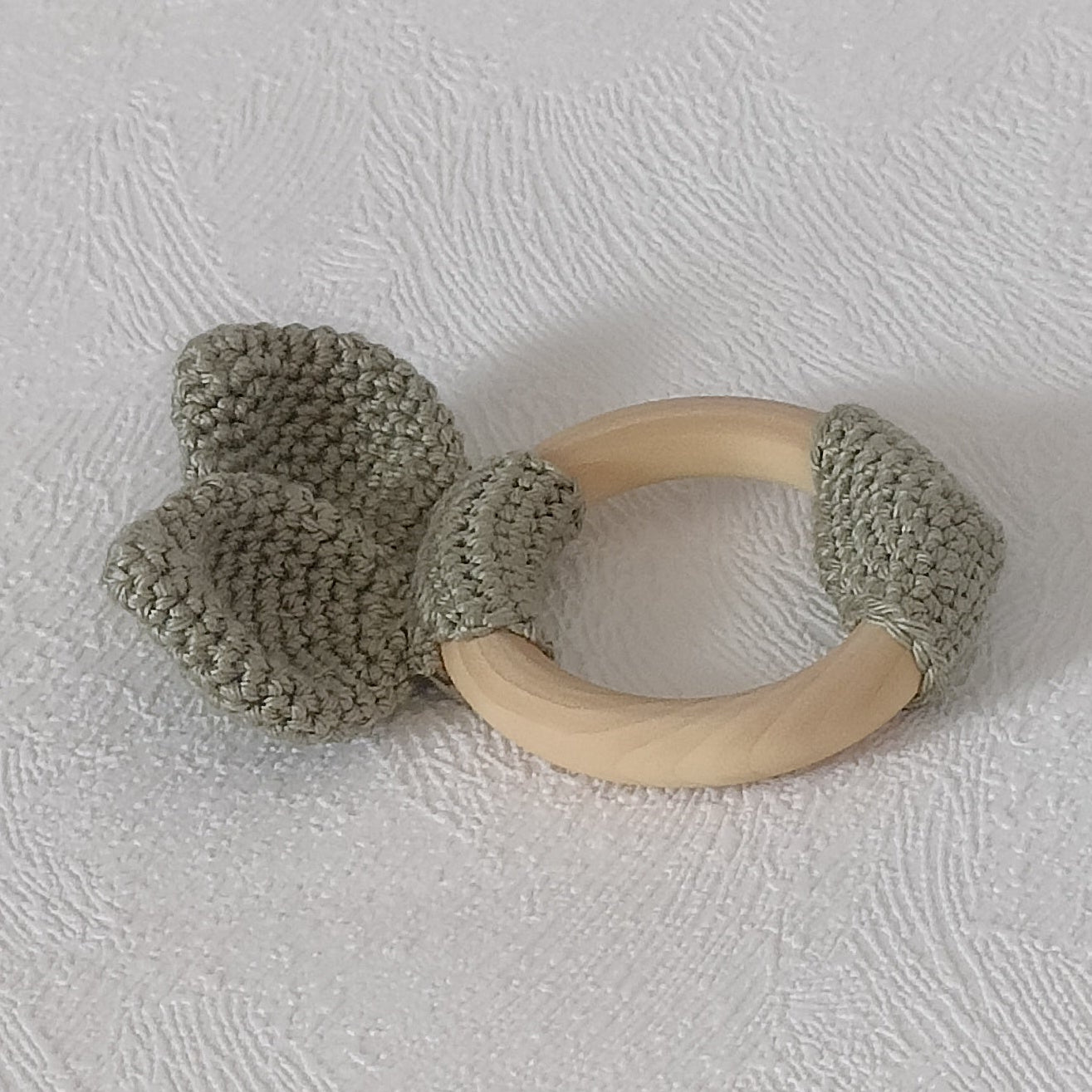 Hochet anneau en bois naturel avec nœud au crochet vert sauge