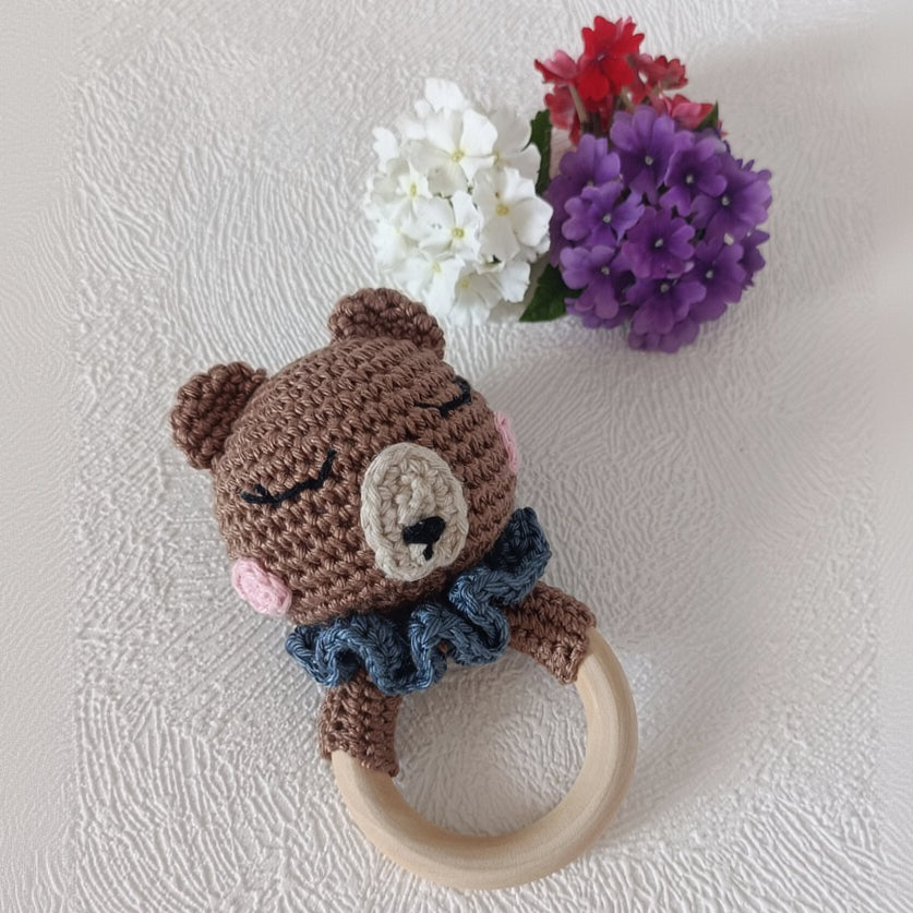 Hochet anneau en bois naturel avec ours au crochet marron et col bleu, vue du dessus