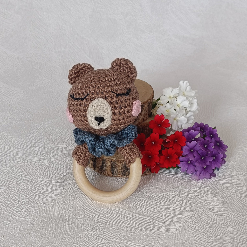 Hochet anneau en bois naturel avec ours au crochet marron et col bleu, vue de face