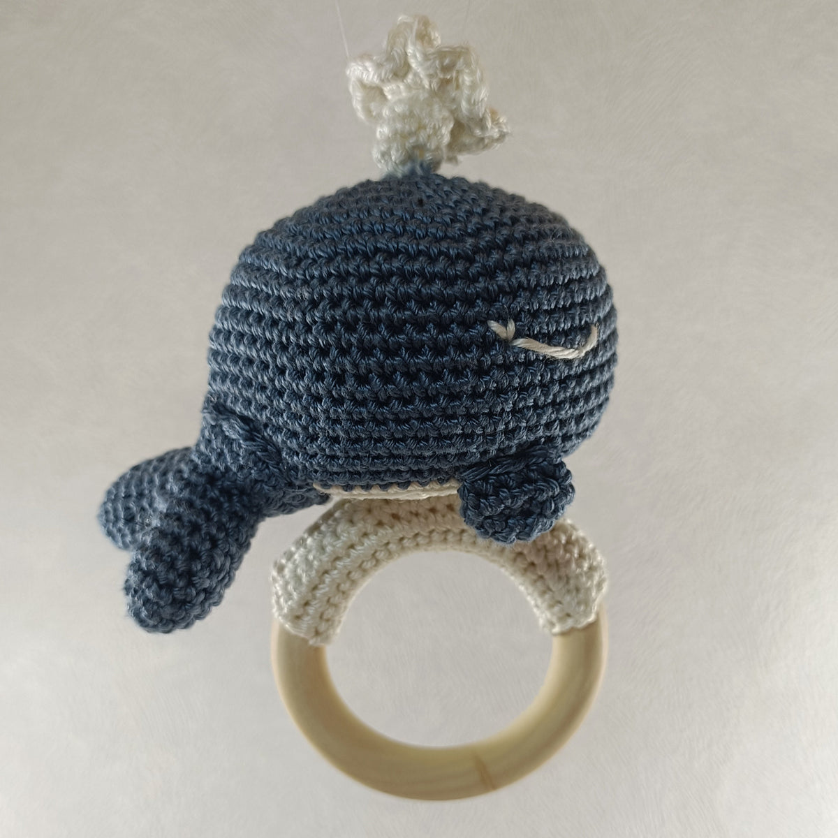 Vue entière du hochet baleine bleu avec grelot et anneau en bois