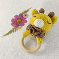 Hochet de dentition girafe en crochet jaune avec anneau en bois naturel pour nourrisson.