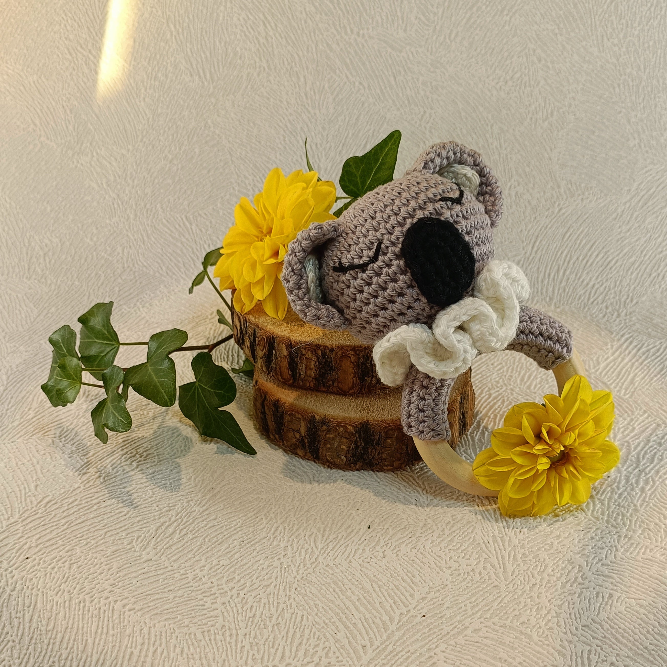 Hochet koala gris au crochet avec collerette blanche et anneau en bois naturel