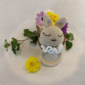 Hochet lapin beige au crochet avec collerette blanche et anneau en bois naturel