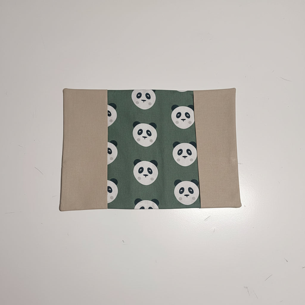 Vue dépliée de la couverture de carnet de santé montrant le tissu central vert motif panda et les rabats latéraux beiges unis.