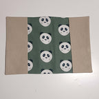Vue dépliée de la couverture de carnet de santé montrant le tissu central vert motif panda et les rabats latéraux beiges unis.