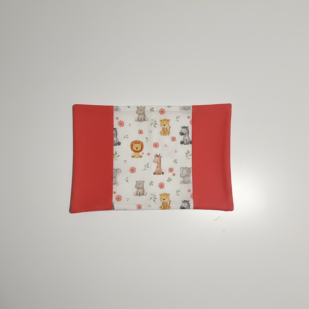 Vue dépliée d'un protège carnet de santé à motifs animaux de la savane (lions, girafes, zèbres) avec rabats latéraux couleur corail.