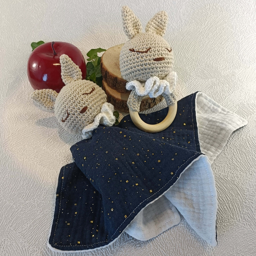 Doudou et anneau de dentition bébé en crochet lapin, tissu bleu nuit, décor naturel.