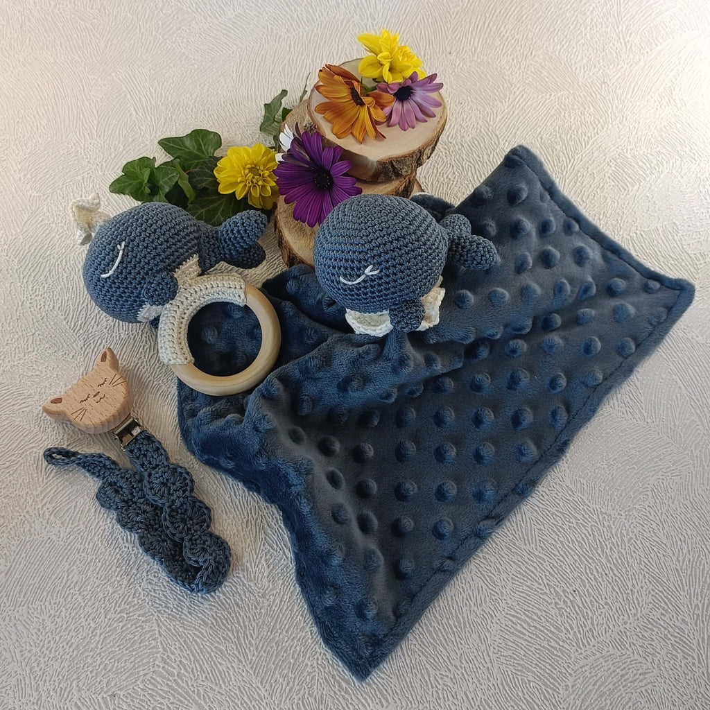 Ensemble cadeau bébé avec doudou baleine bleu, anneau de dentition crochet et attache tétine chat.