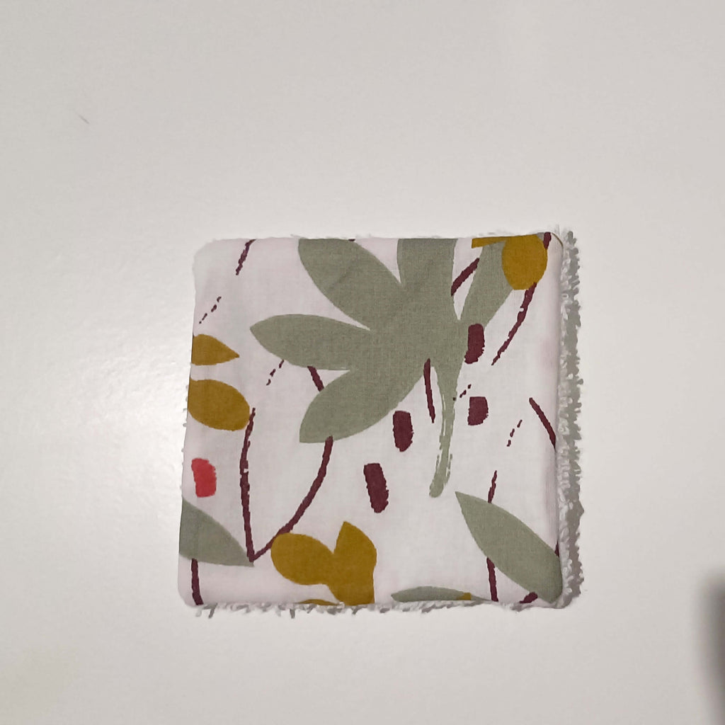 Lingette lavable bébé faite main, face motif floral sauge ocre et bordeaux sur fond blanc, vue unitaire de face