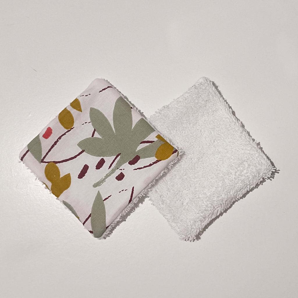 Lingette lavable bébé faite main — recto motif floral sauge et ocre, verso éponge blanche douce, vue des deux faces