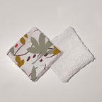 Lingette lavable bébé faite main — recto motif floral sauge et ocre, verso éponge blanche douce, vue des deux faces
