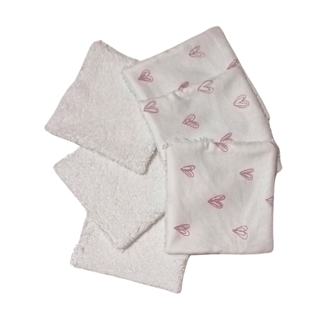 Lot de lingettes lavables bébé motif petits cœurs roses sur fond blanc. Face coton imprimé et face éponge bambou.