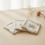 Lot de lingettes lavables bébé motif escargots et nature. Face coton imprimé et face éponge bambou blanche.