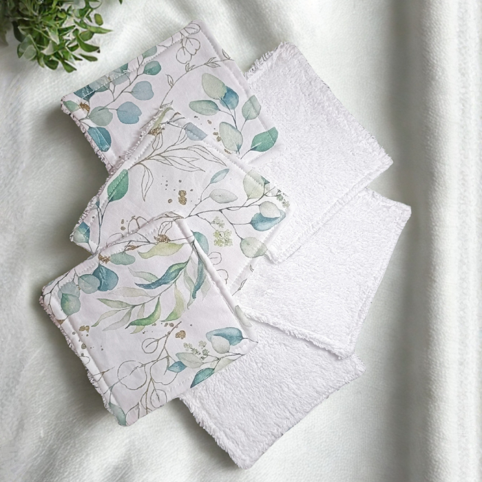 Lot de lingettes lavables bébé biface : éponge bambou blanche et coton à motif feuilles d'eucalyptus vert d'eau avec délicates touches dorées. Accessoire zéro déchet.