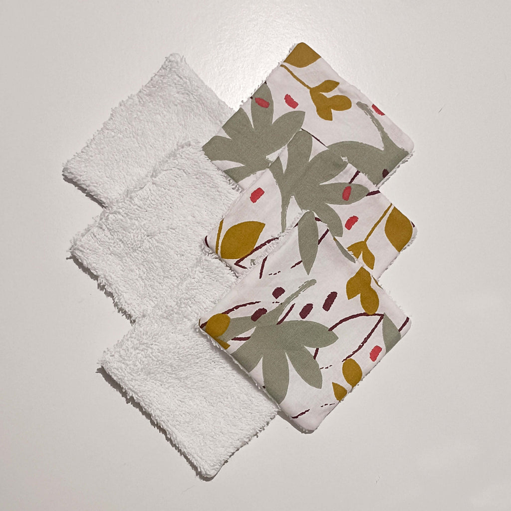 Lot de lingettes lavables bébé faites main, recto éponge blanche et verso motif floral sauge et ocre, disposées en éventail