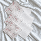 Lot de lingettes lavables bébé motif petits lapins et fleurs champêtres. Face coton imprimé et face éponge bambou douce.