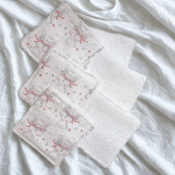 Lot de lingettes lavables bébé motif petits lapins et fleurs champêtres. Face coton imprimé et face éponge bambou douce.
