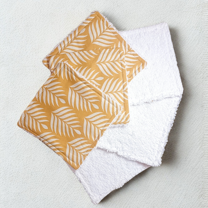 Lot de lingettes lavables en bambou et coton motif feuilles de palmes jaune moutarde et blanc. Accessoire zéro déchet bébé mixte.