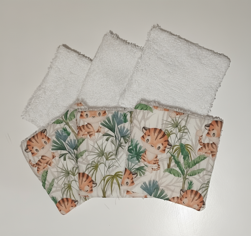 Lot de lingettes lavables bébé motif petits tigres de la jungle et feuilles vertes. Face coton imprimé et face éponge bambou.