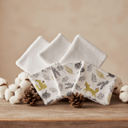 Mise en scène automnale de lingettes lavables bébé motif renard et feuillage. Décoration nature avec pommes de pin et fleurs de coton sur bois.