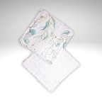 Vue recto-verso de deux lingettes lavables : une face coton imprimé eucalyptus doré et une face éponge de bambou blanche absorbante.