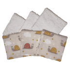 Vue recto-verso : tissu coton imprimé escargots rigolos et face éponge blanche pour le soin de bébé.