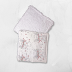 Vue recto-verso montrant la double face : tissu à motif lapins mignons et éponge de bambou blanche absorbante pour le change.