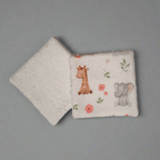 Vue recto-verso de deux lingettes : une face coton imprimé animaux sauvages et une face éponge blanche absorbante pour le change.