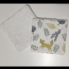 Vue recto-verso : tissu coton imprimé renard des bois et face éponge blanche pour le soin de bébé.