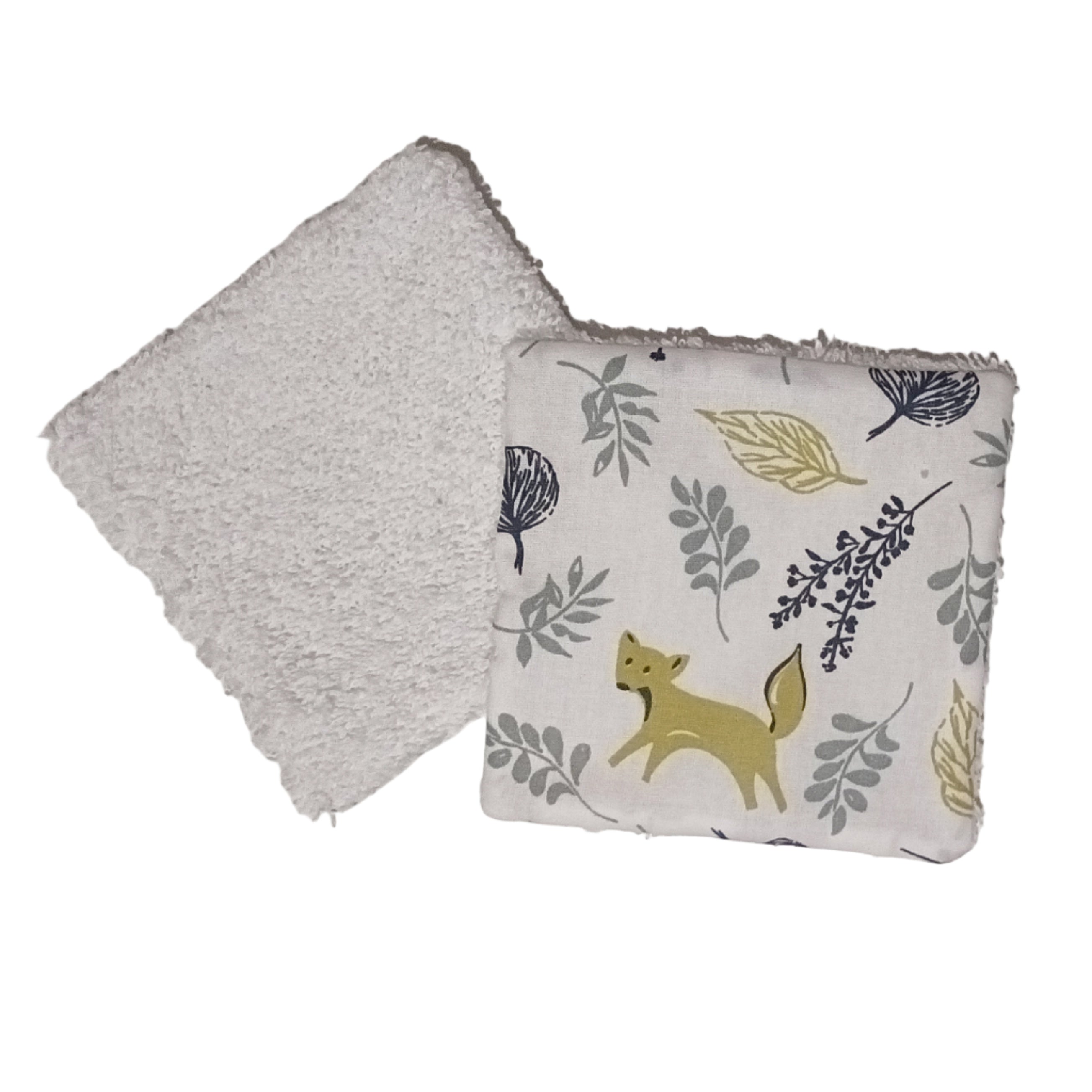 Vue recto-verso : tissu coton imprimé renard des bois et face éponge blanche pour le soin de bébé.