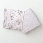 Vue recto-verso d'une lingette lavable : tissu coton imprimé souris danseuse et face éponge bambou absorbante pour le change.