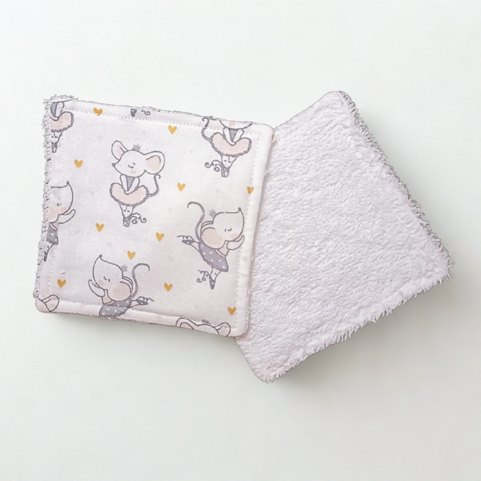 Vue recto-verso d'une lingette lavable : tissu coton imprimé souris danseuse et face éponge bambou absorbante pour le change.