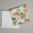 Vue recto-verso : tissu coton imprimé tigres mignons et face éponge blanche pour le soin de bébé.