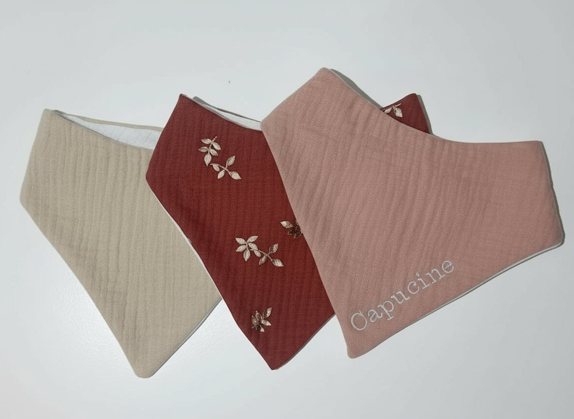 Trio de bavoirs bandana pour fille : vieux rose brodé Capucine, terracotta à feuilles dorées et beige naturel.