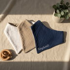 Lot de 3 bavoirs bandana bébé garçon bleu, beige et blanc, brodé Raphaël, sur tissu en gaze de coton.