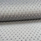 Tissu polaire minky à pois relief gris acier, matière ultra douce pour accessoires de puériculture.