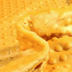 Tissu minky à pois relief coloris jaune moutarde, texture douce et pelucheuse pour couverture.
